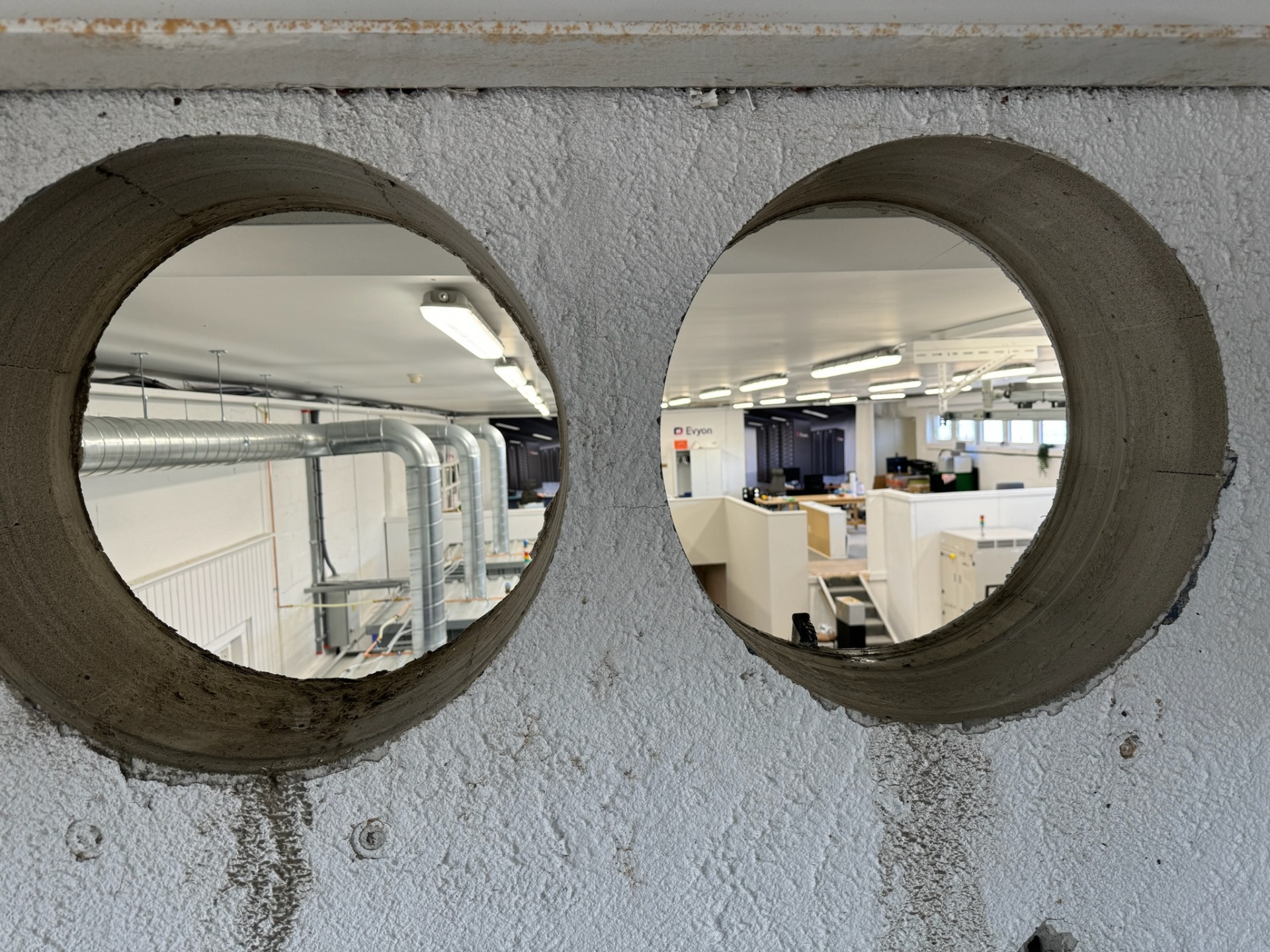To kjerneborede gjennomføringer i betongvegg for ventilasjonskanaler