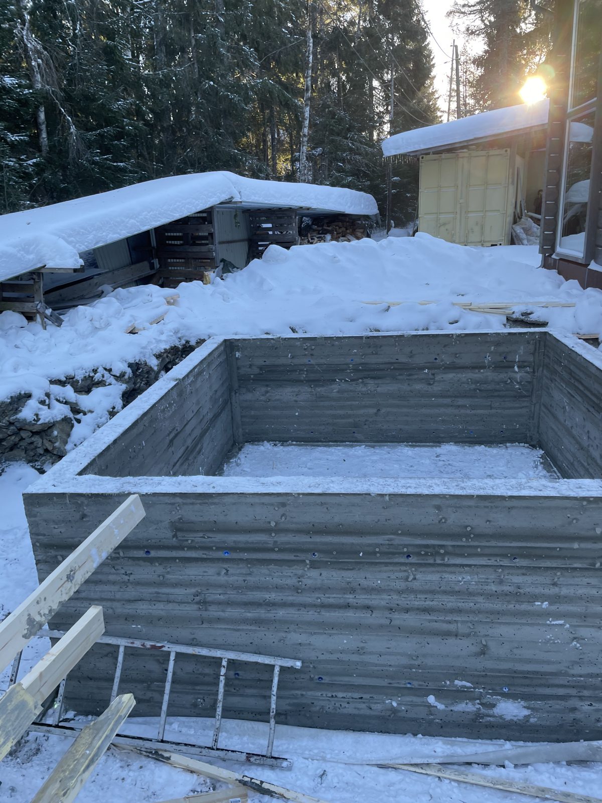 Forskalingen revet — solid og rett betongmur klar for videre bygging