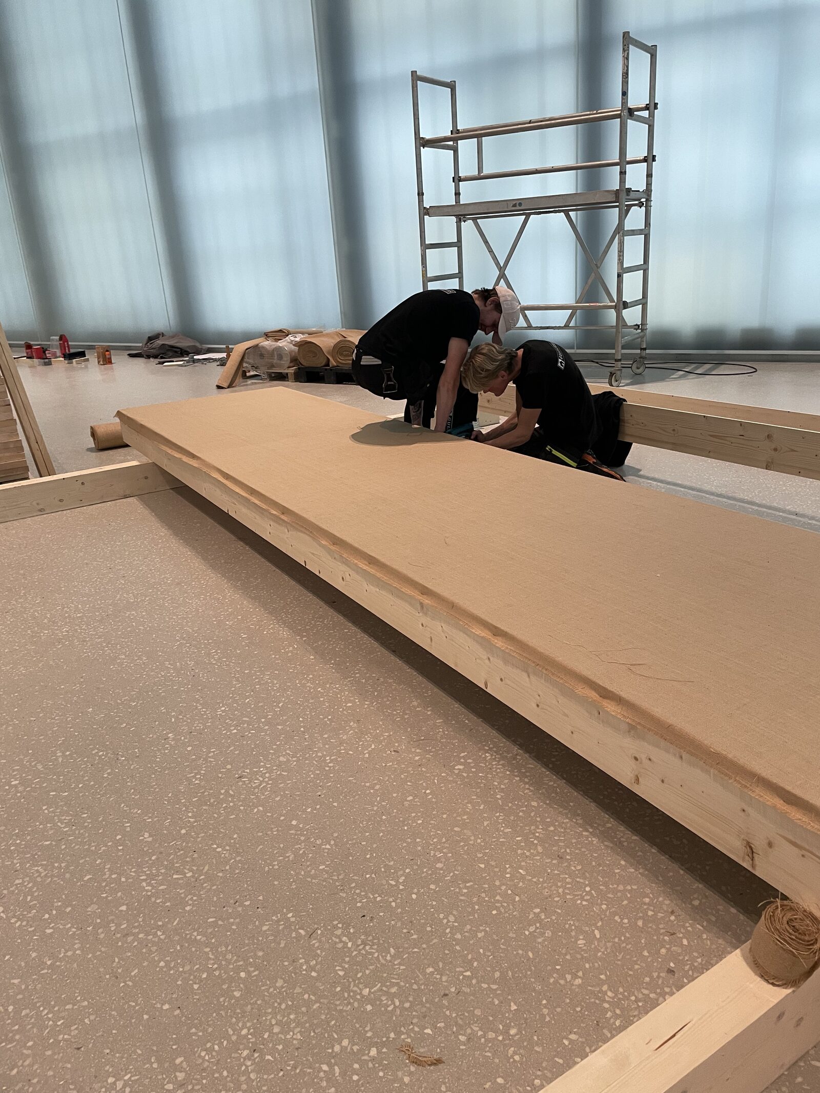 Plater kappes og tilpasses på gulvet i hallen