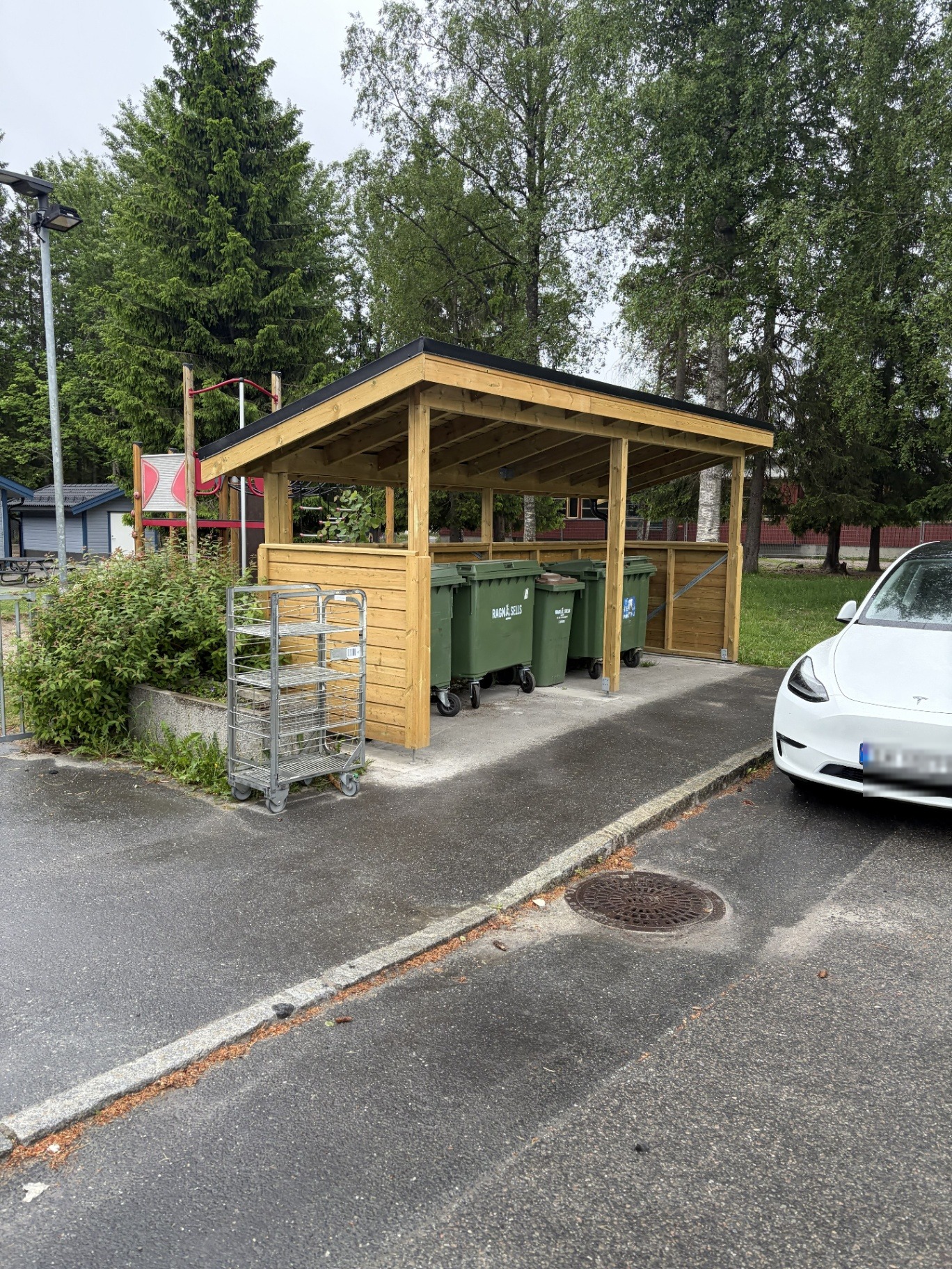 Ferdig søppelkassestativ for Holberg barnehage — skjermet og tørt oppbevaringssted for avfallsbeholdere