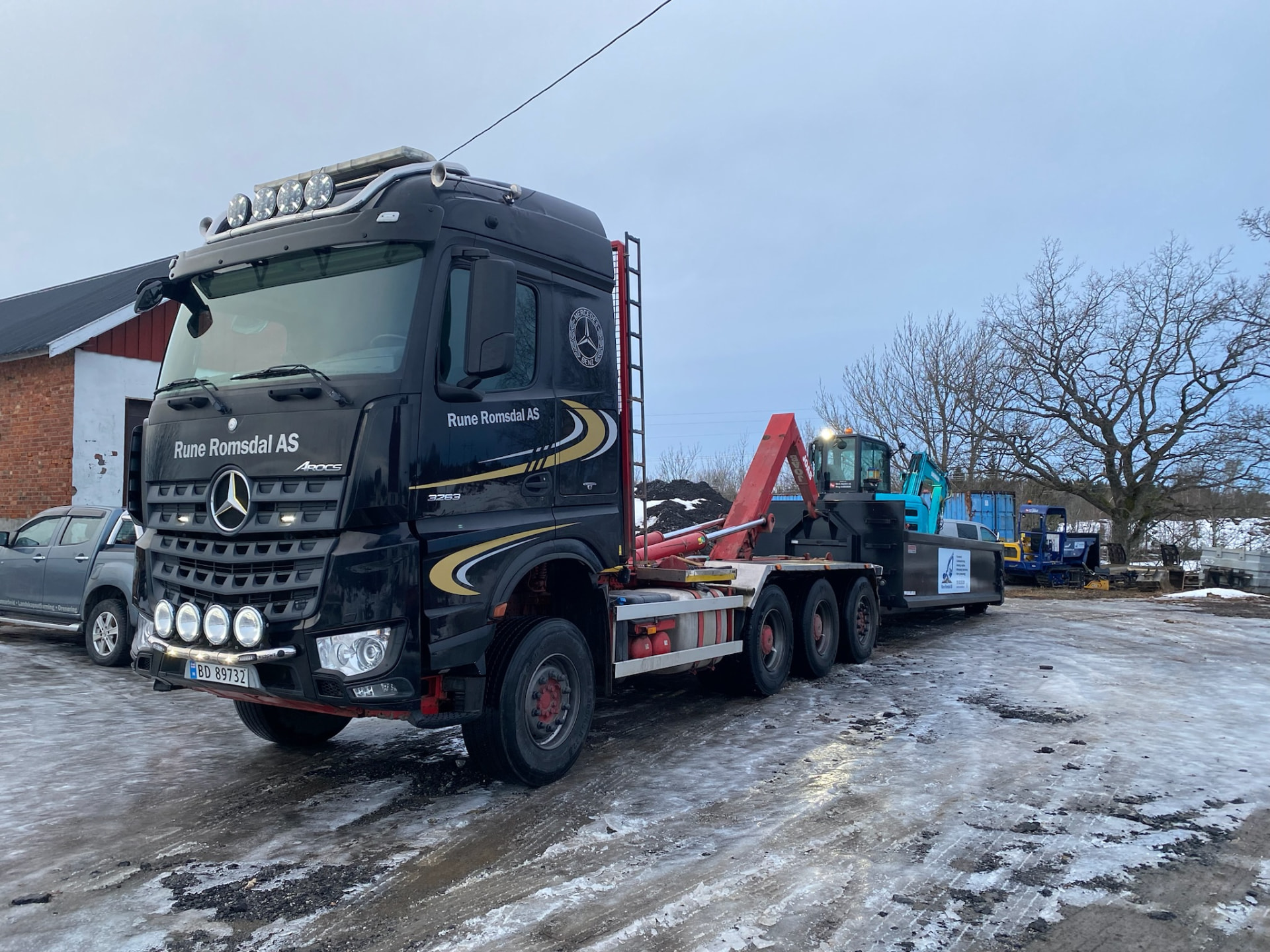 Krokbil med container for massetransport og avfall