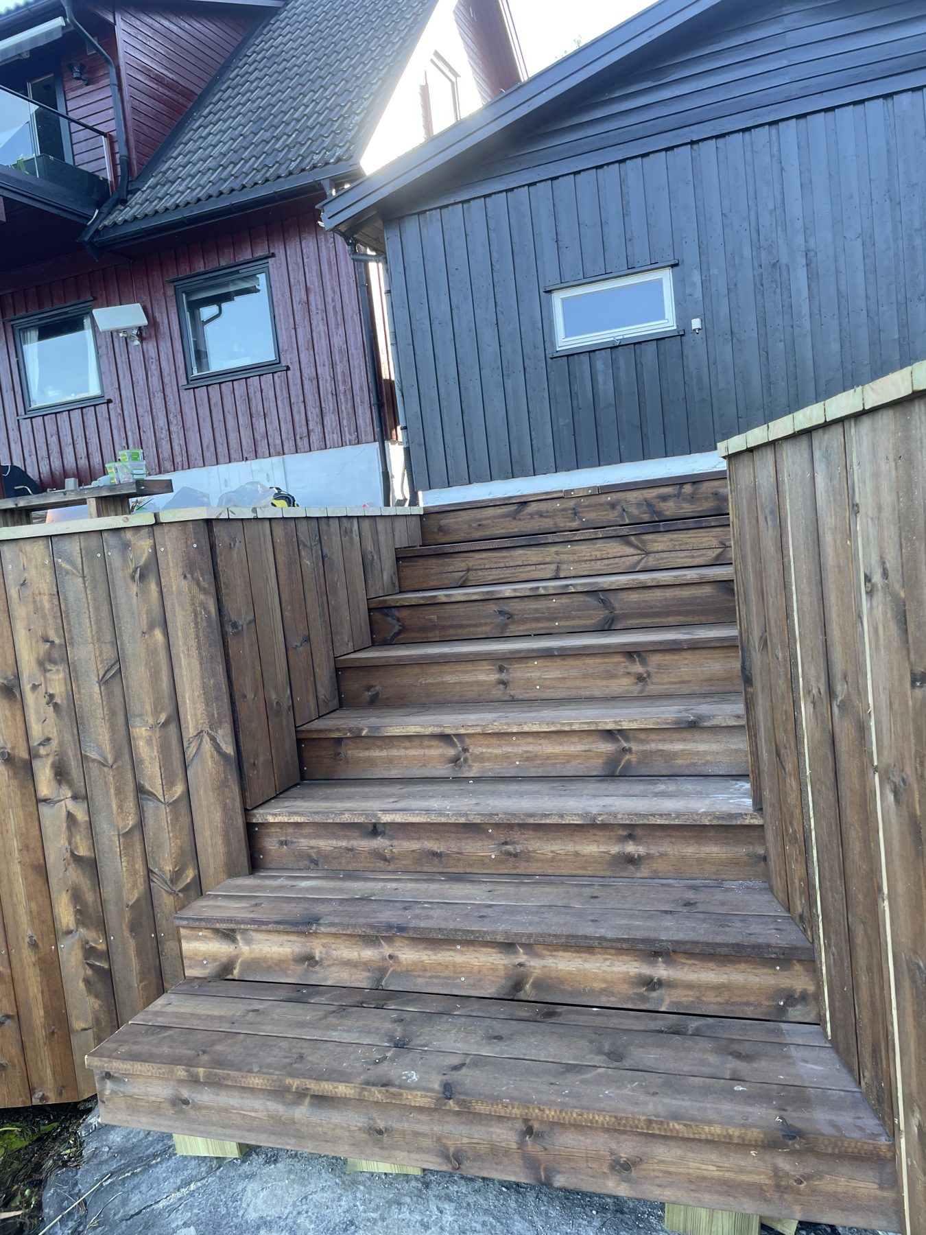 Bred trapp med tette vanger og skjermvegger i spilepanel