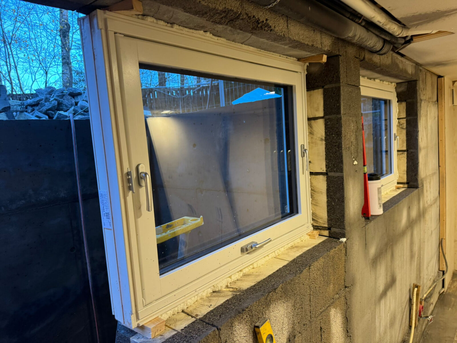 Nytt rømningsvindu montert samme dag som åpningen ble saget