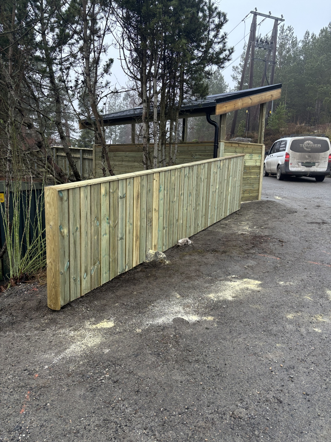 Stående kledning i impregnert virke med toppbord — solid og vedlikeholdsvennlig