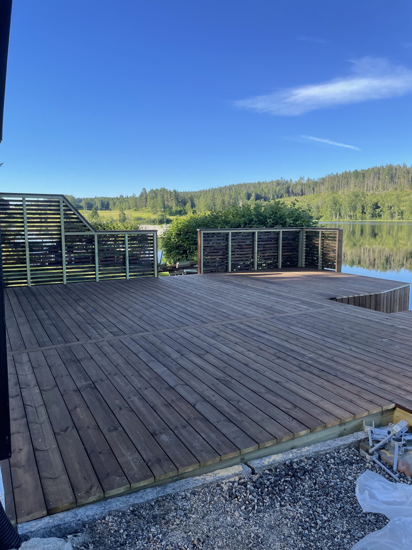 Ferdig terrassedekke lagt i felt med retningsskift, helt ut mot vannet