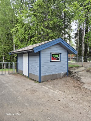 Bod i lys grå kledning med blå kontrastdetaljer