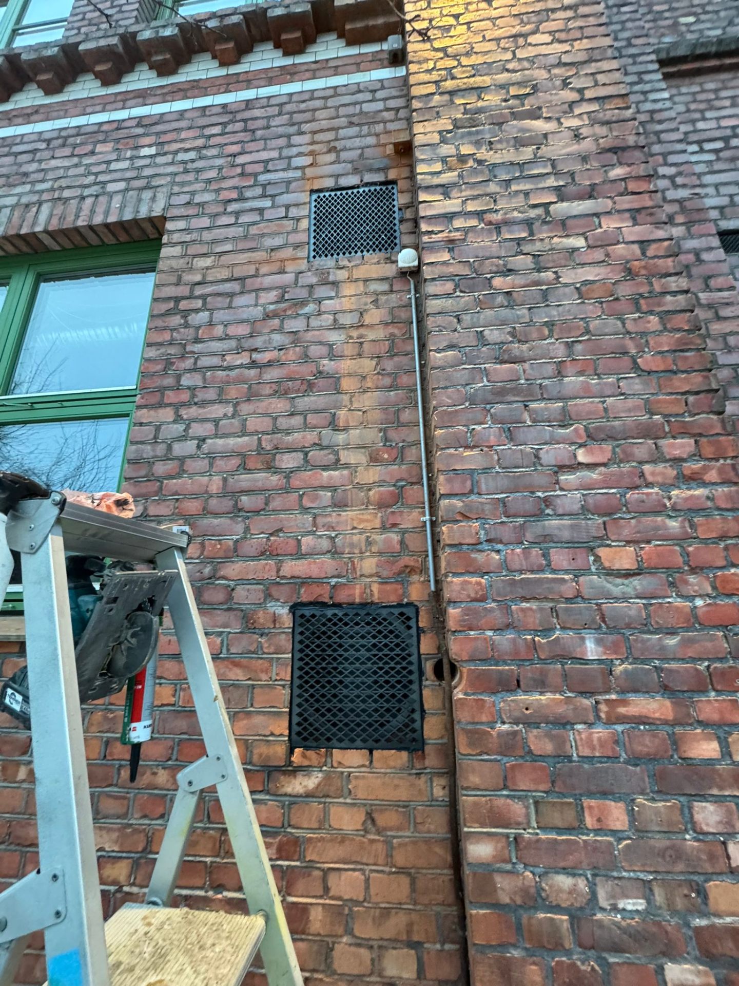 Custom-made rister montert og tilpasset i eksisterende teglfasade