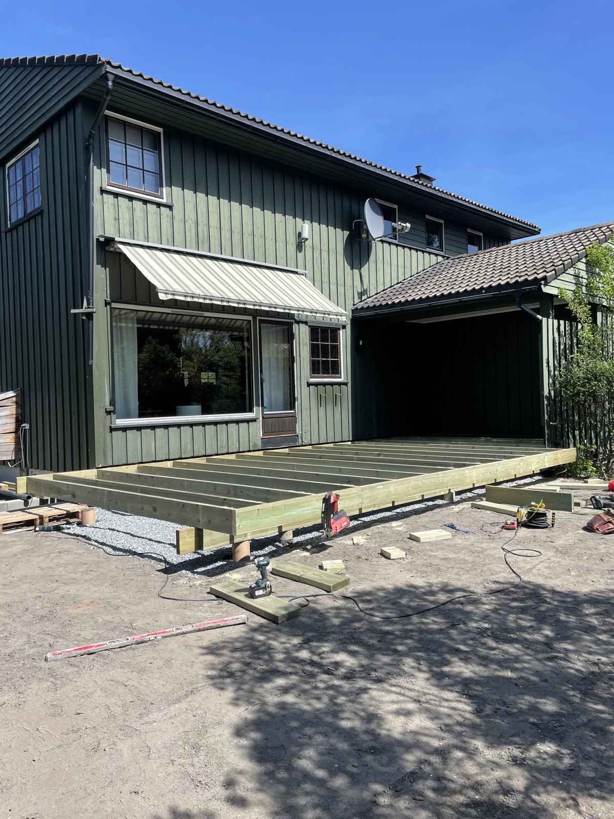 Nytt terrassedekke bygget opp på pukk og bjelkelag