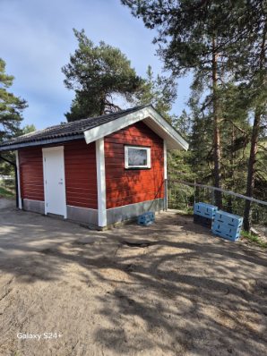 Dører og kledning ferdig malt i klassisk rødt