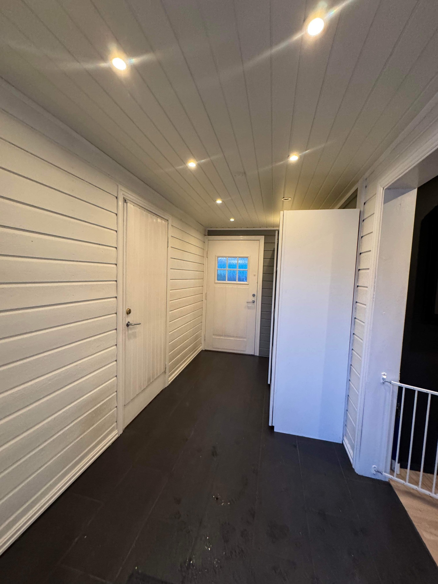 Ferdig gang med panel, downlights og rene overflater