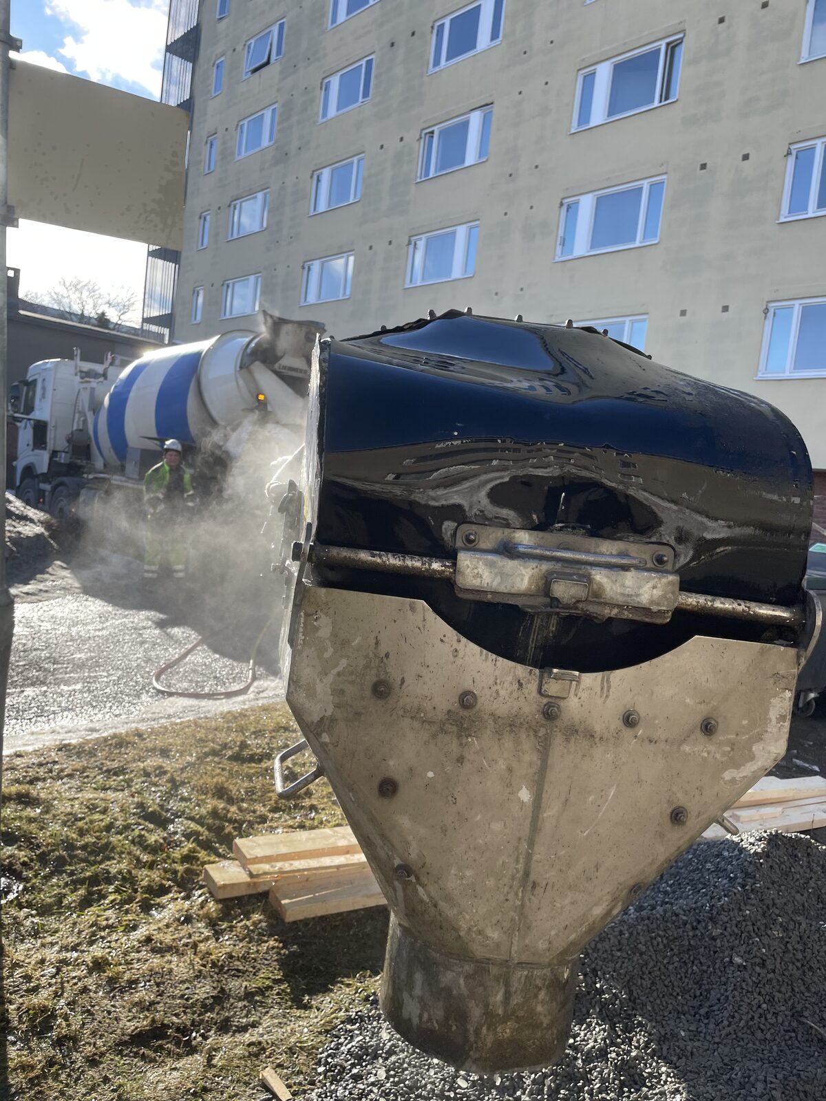 Betong løftes ut med kranbøtte til fundamentet for avfallsstasjonen