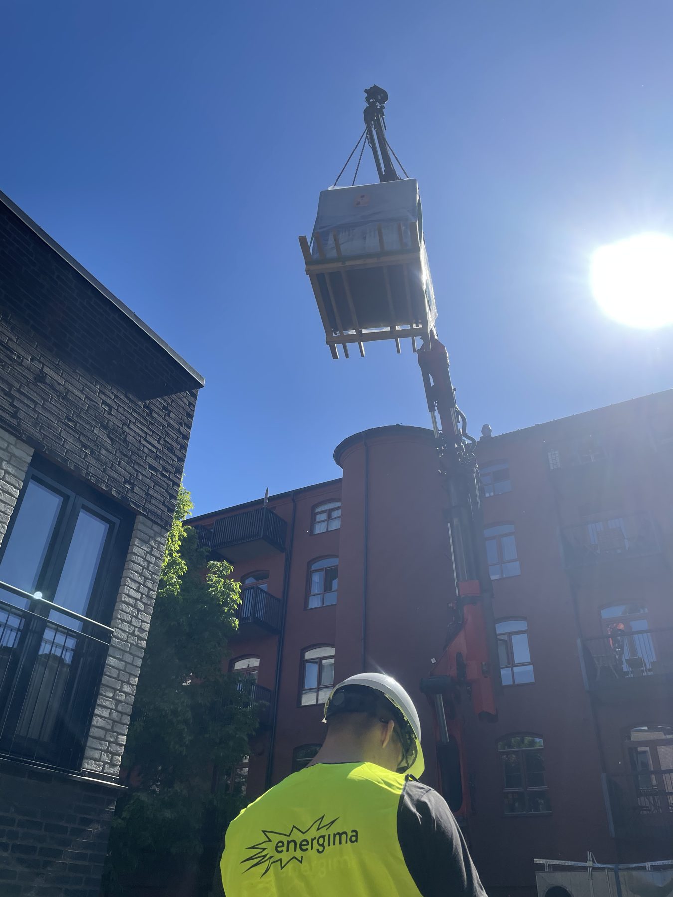 Løft over bygget: over 3 tonn utstyr fraktes opp på taket